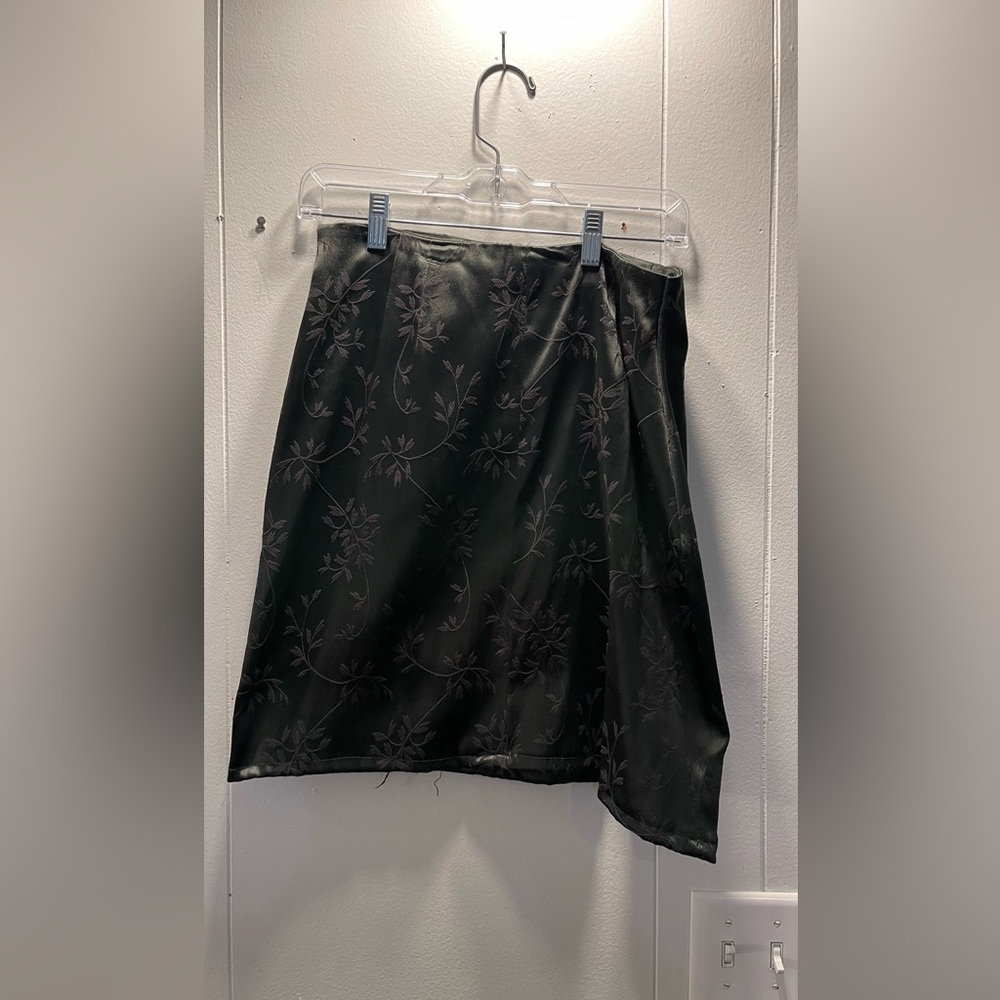 BASIC THREADS Elegant Olive and Black Floral Skirt - Size Large